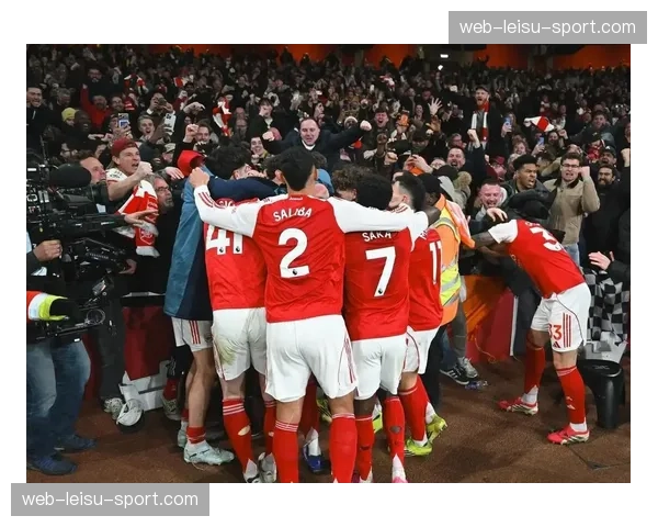 超过十万名阿森纳球迷在酋长球场外参与夺冠庆典游行