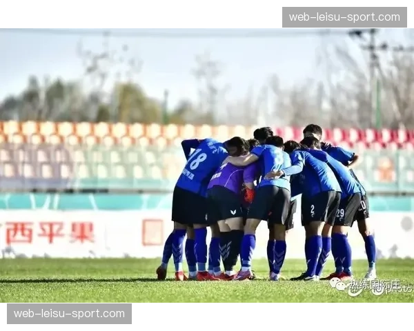 镜头捕捉：武汉三镇小将在替补席进行战术笔记